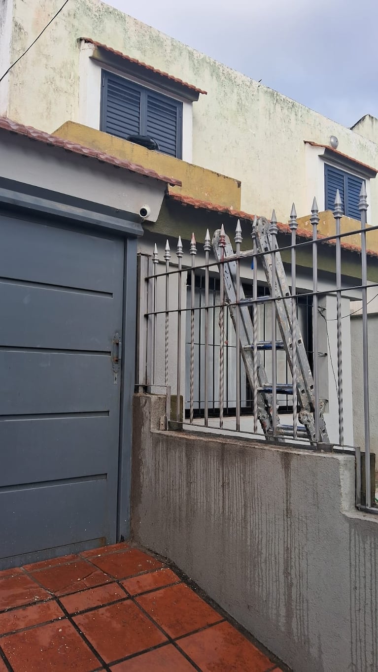 Un trabajador que estaba en un techo y cayó sobre una reja y quedó incrustado.