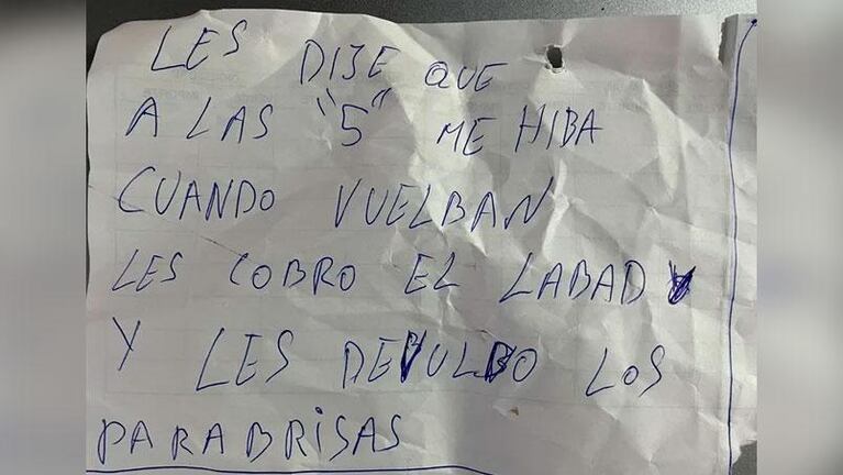 Un trapito les lavó el auto y como no tenían efectivo para darle, les robó el limpiaparabrisas