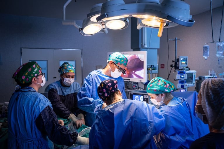 Un trasplante con donante vivo es aquel en el que una persona sana decide donar un órgano o una parte de él para salvar la vida de otra persona.