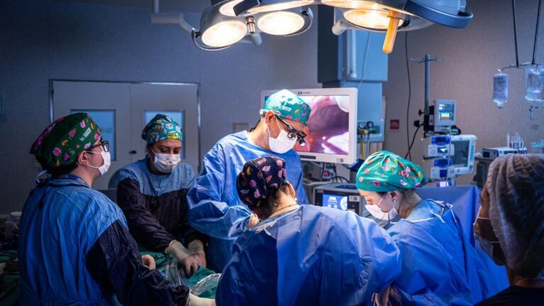 Un trasplante con donante vivo es aquel en el que una persona sana decide donar un órgano o una parte de él para salvar la vida de otra persona.