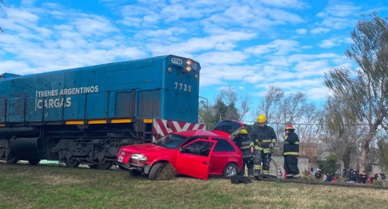 Un tren arrolló a un auto en Arroyito en Córdoba. Imagen: gentileza Arroyito y El Mundo-.