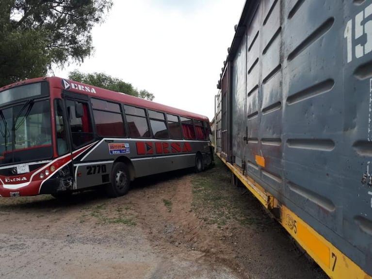 Un tren arrolló a un colectivo de ERSA: hay heridos