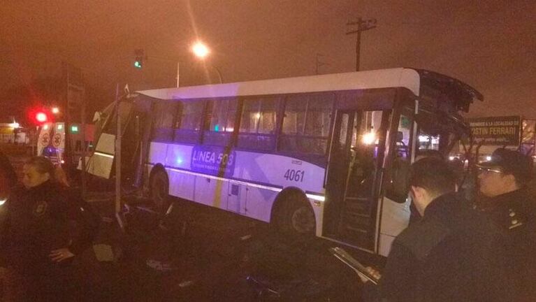 Un tren chocó con un colectivo: hay dos muertos