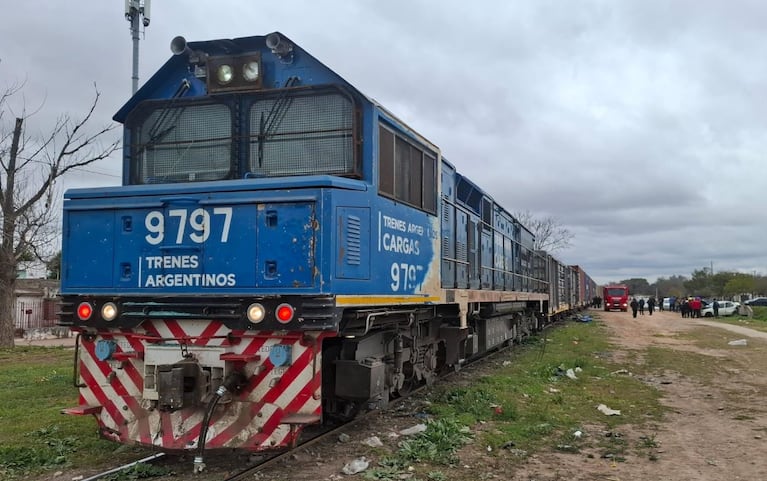 Un tren embistió a un auto con una mujer adentro.