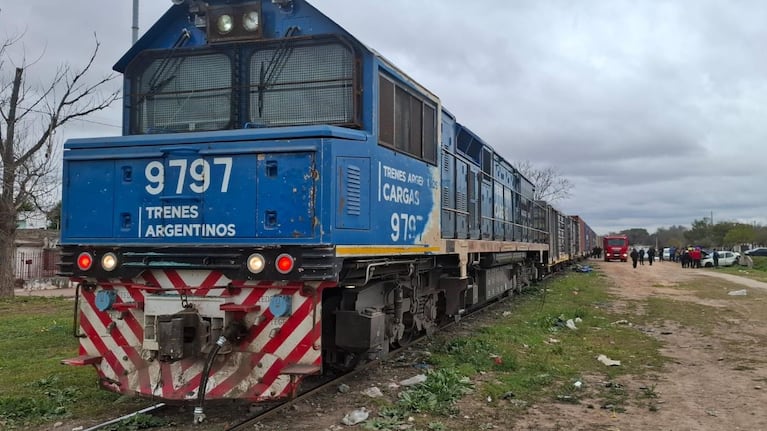 Un tren embistió a un auto con una mujer adentro.