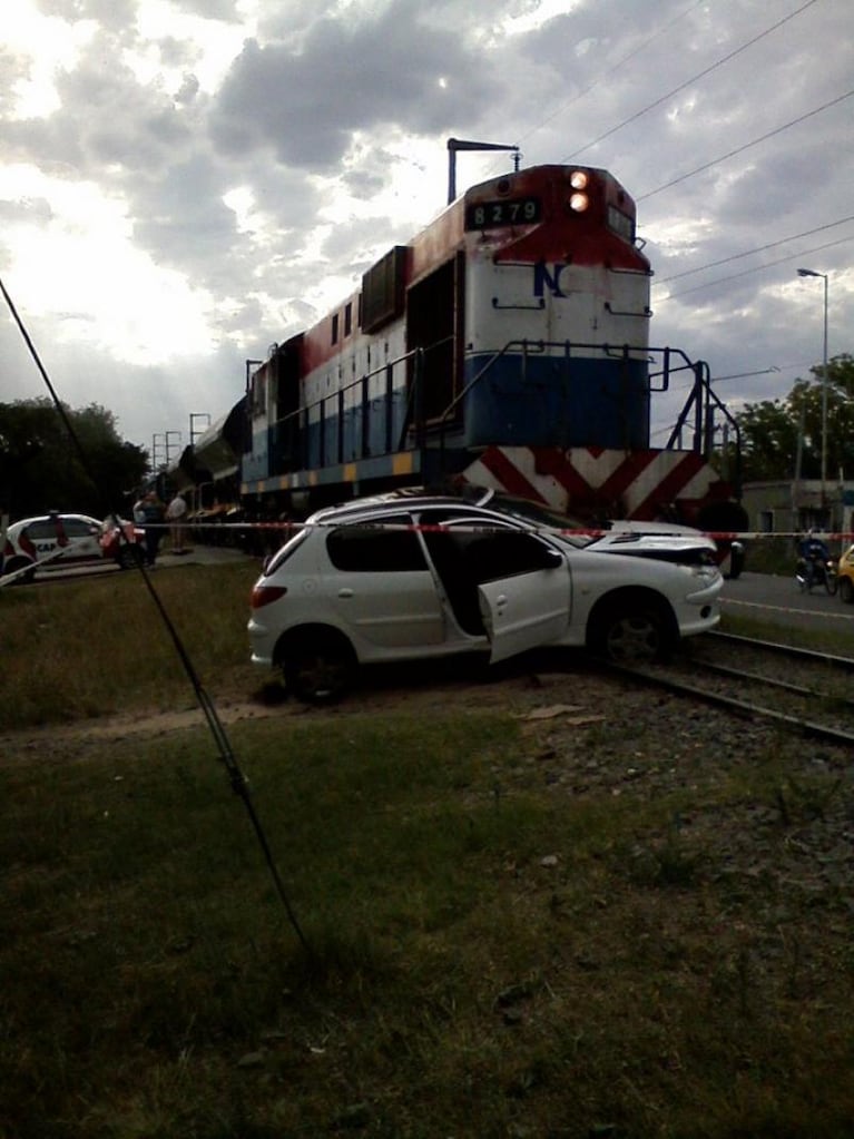 Un tren embistió a un auto y la conductora se salvó de milagro