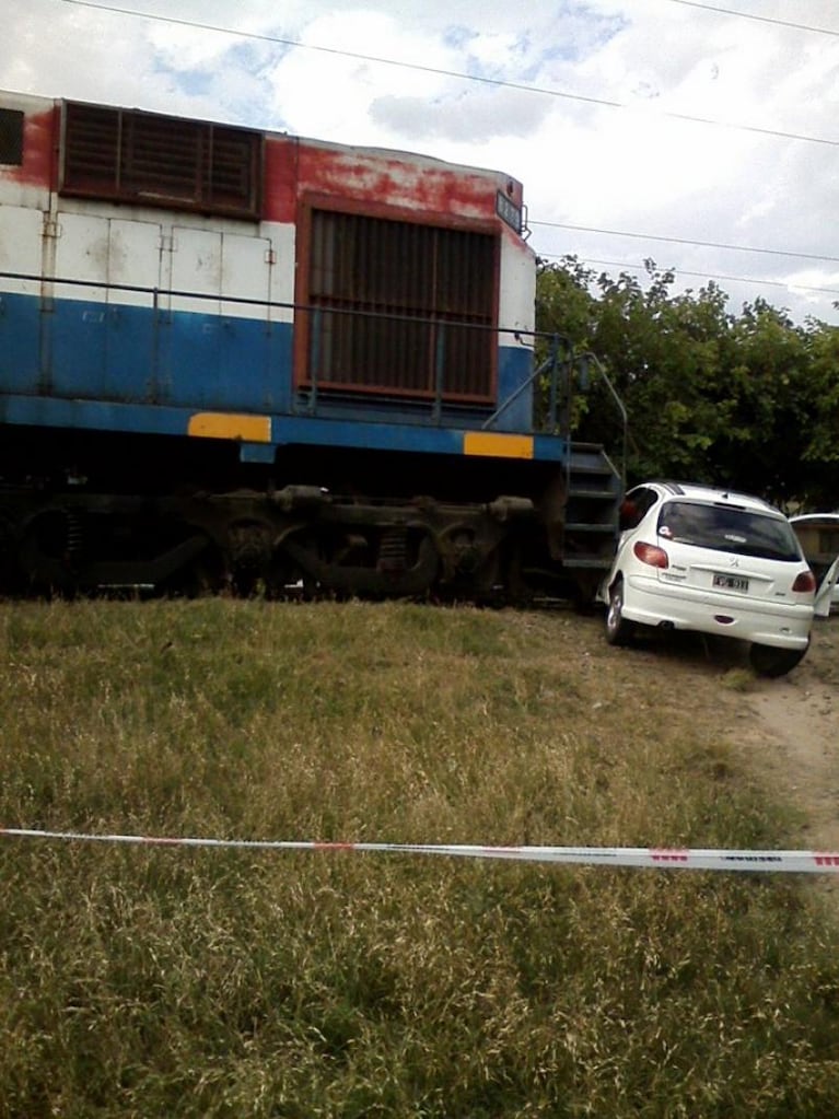 Un tren embistió a un auto y la conductora se salvó de milagro