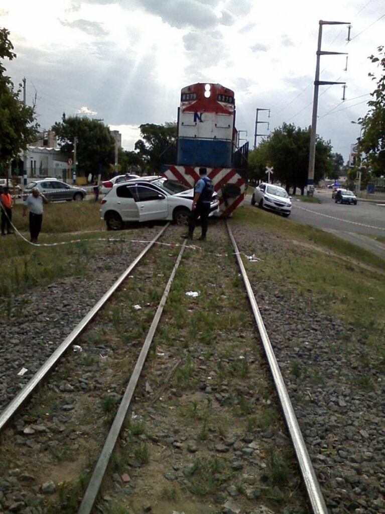 Un tren embistió a un auto y la conductora se salvó de milagro