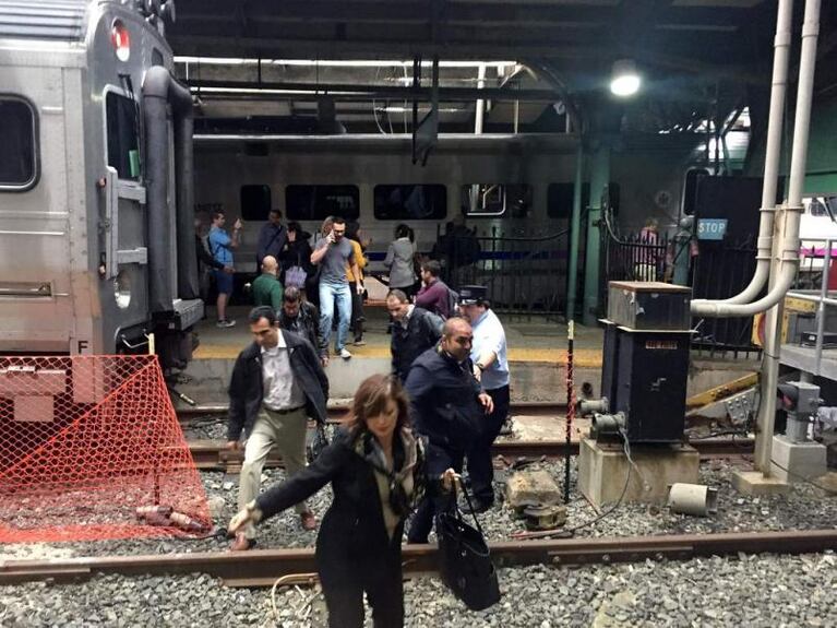 Un tren se estrelló en Nueva Jersey: al menos un muerto