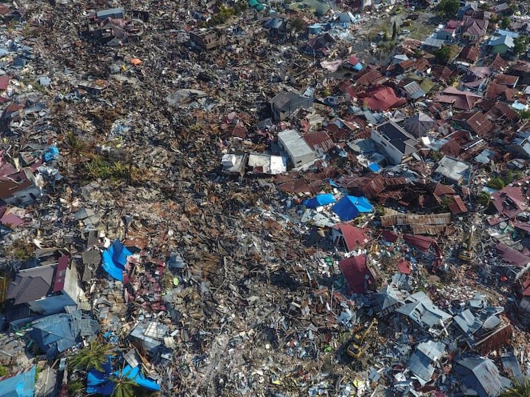 Un tsunami en Indonesia ya dejó más de 1.200 muertos