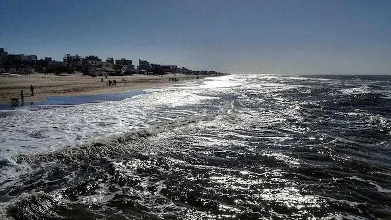 Un turista fue revolcado por una ola gigante en Pinamar y está grave