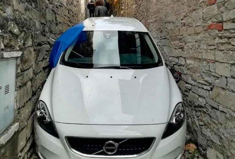 Un turista quedó atrapado en una calle angosta culpa del GPS