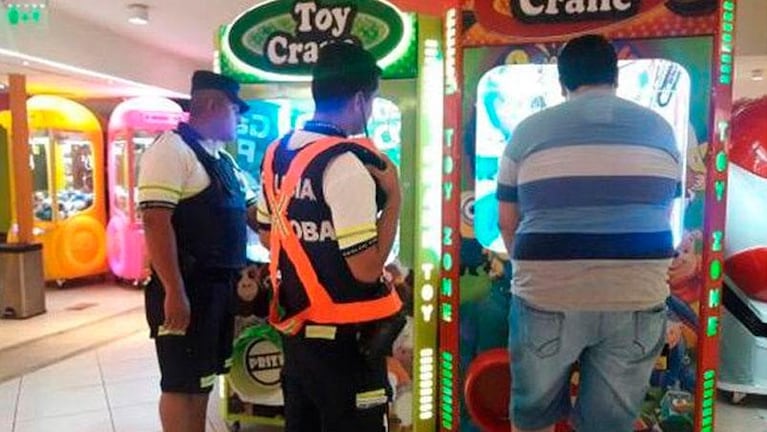 Un turista sacó ¡16! peluches de una máquina en Carlos Paz