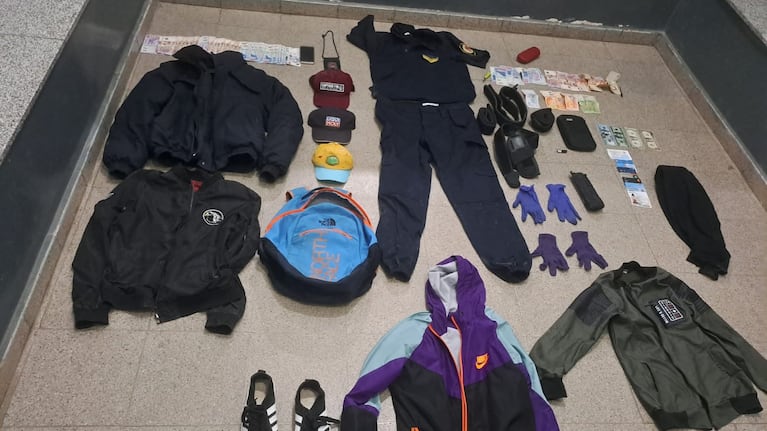 Un uniforme policial y otras vestimentas secuestradas tras la detención del delincuente.