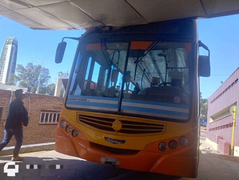 Un urbano de la ciudad de Córdoba chocó contra una garita del Hospital de Urgencias.