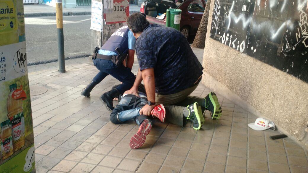 Un vecino ayuda a un policía para detener al ladrón.