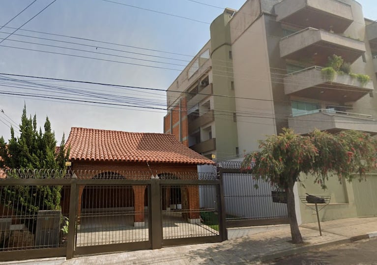 Un vecino construyó una insólita medianera y se volvió viral.