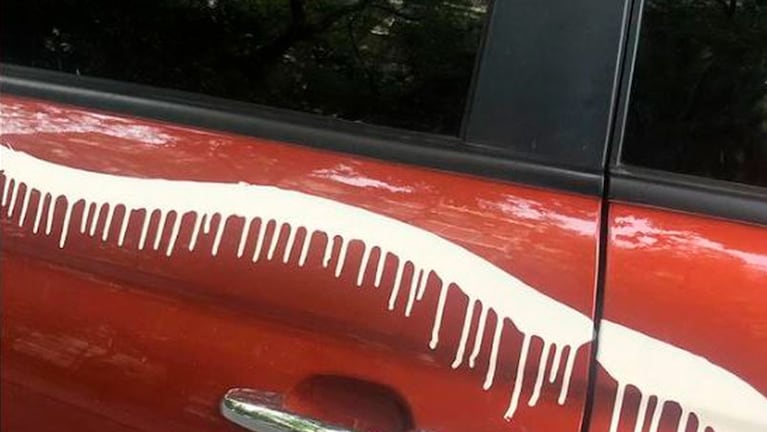 Un vecino, enojado, le tiró pintura al auto mal estacionado de Clara Darín.