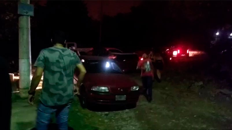 Un vecino grabó el descontrol en una calle cortada en Villa Warcalde.