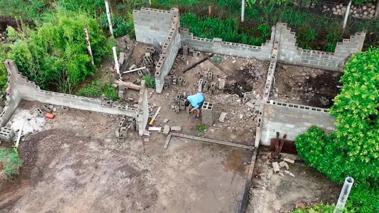 Un vecino recupera los ladrillos de la construcción. Foto: drone de El Doce