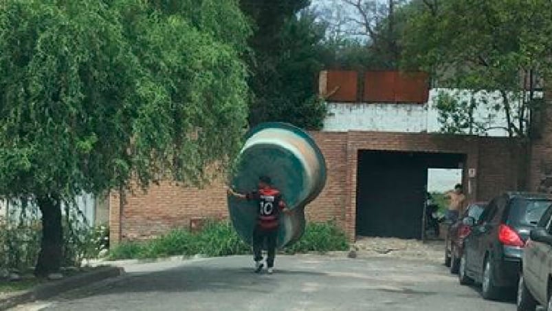 Un vecino tomó la foto del momento del insólito robo. 