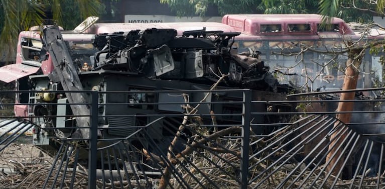 Un vehículo blindado destruido en el aeropuerto La Carlota de Caracas tras las explosiones durante el operativo para capturar a Maduro. (AP/Ariana Cubillos)