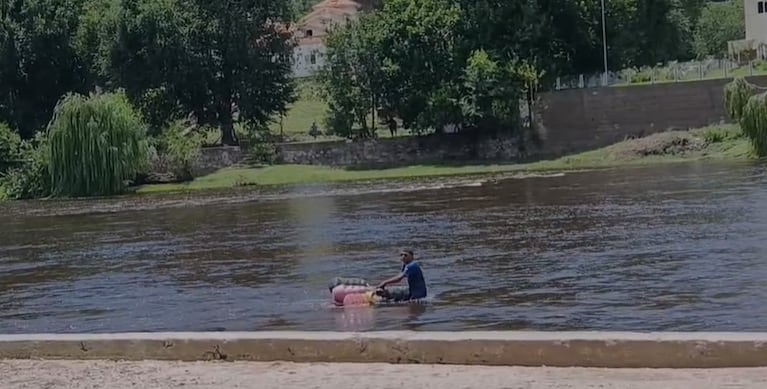 Un vendedor ambulante se debió arrojar al río en Playa de Oro.