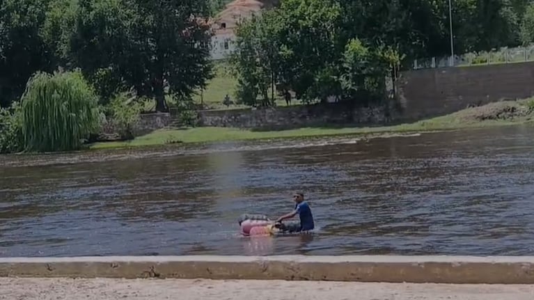 Un vendedor ambulante se debió arrojar al río en Playa de Oro.