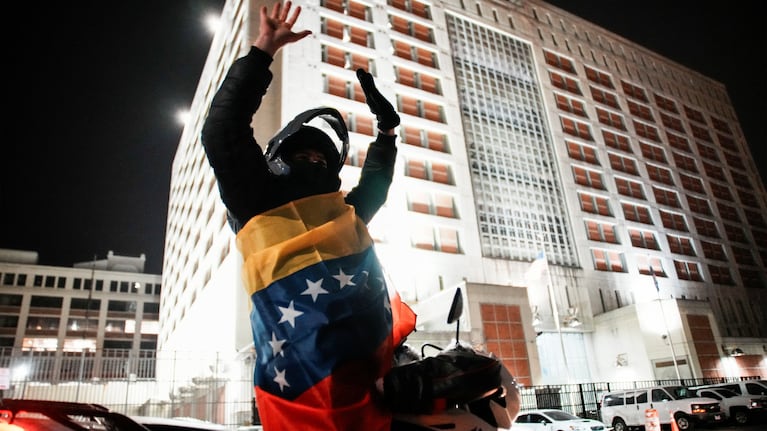 Un venezolano festejando el arresto de Nicolás Maduro afuera del Centro Metropolitano de Detención en Nueva York. REUTERS/Eduardo Munoz     TPX IMAGES OF THE DAY