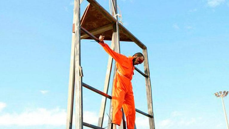 Un verdugo en silla de ruedas del ISIS crucificó a un espía