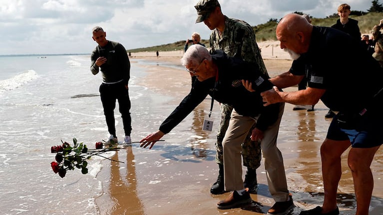 Un veterano estadounidense arroja flores en la Playa de Utah