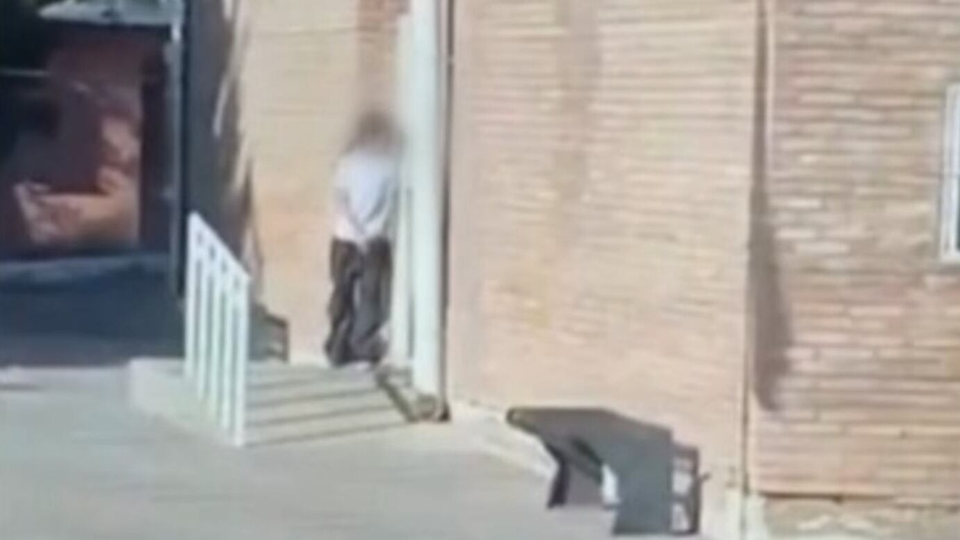 Un video captó a la estudiante atrincherada con el arma.