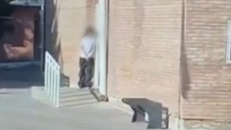 Un video captó a la estudiante atrincherada con el arma.