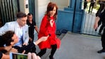 Un youtuber le entregó un "Premio Oscar" de plástico a Cristina Kirchner.