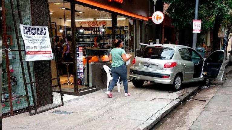 Una abuela quiso estacionar, aceleró a toda velocidad y chocó tres autos en Nueva Córdoba