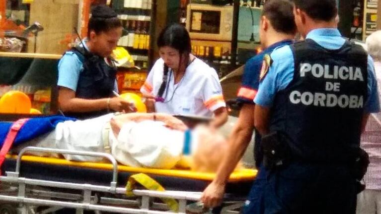 Una abuela quiso estacionar, aceleró a toda velocidad y chocó tres autos en Nueva Córdoba