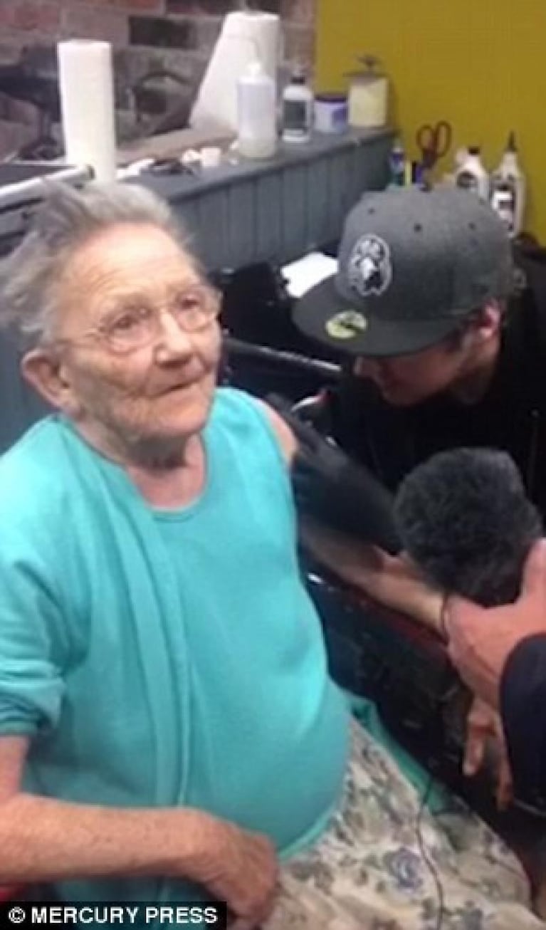 Una abuela se escapó del geriátrico para tatuarse
