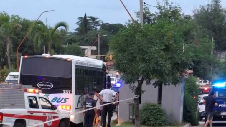 Una acompañante de un motociclista murió tras un choque con un colectivo en Carlos Paz. (Imagen: Carlos Paz Vivo).