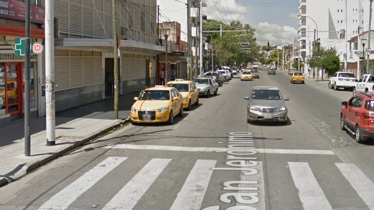 Una adolescente de 14 años fue acosada por un "naranjita" en la calle.