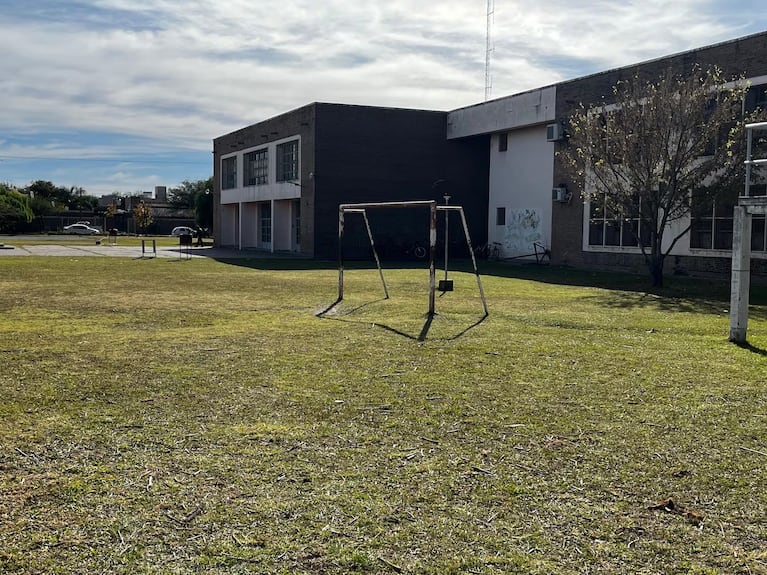 Una adolescente de 15 años murió tras ser aplastada por un arco de fútbol.