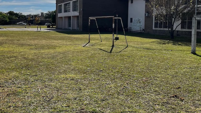Una adolescente de 15 años murió tras ser aplastada por un arco de fútbol.