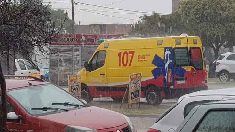 Una ambulancia del 107 asistió a la mujer. Foto enviada a ElDoce.tv