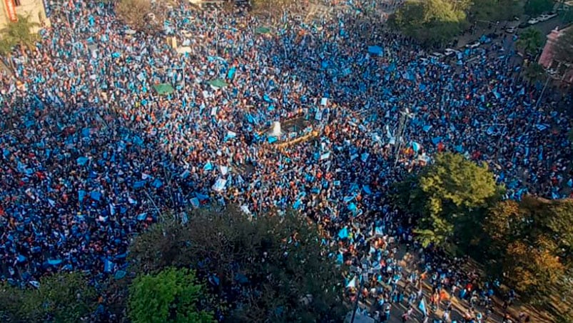 Una auténtica marea celeste se apoderó del centro de Córdoba. Foto: Valentino Colinas.