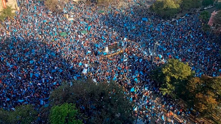 Una auténtica marea celeste se apoderó del centro de Córdoba. Foto: Valentino Colinas.