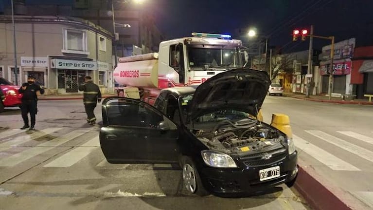 Una autobomba chocó contra un auto en la avenida Colón. Foto: Cadena 3