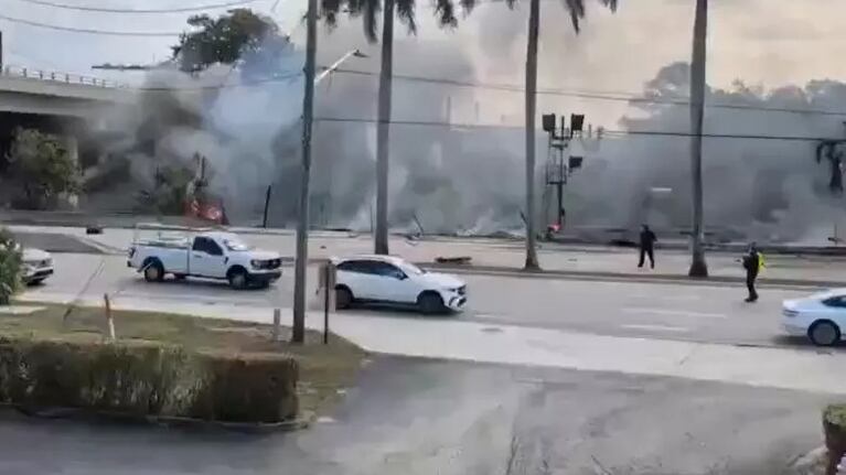 Una avioneta se desplomó sobre una autopista en Florida y murieron tres personas: el video