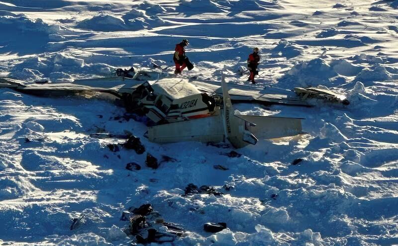 Una avioneta se estrelló contra en el hielo marino y murieron las 10 personas que iban a bordo