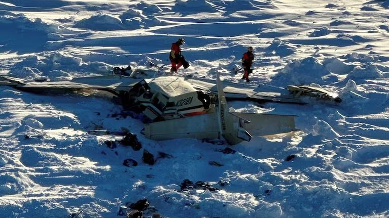 Una avioneta se estrelló contra en el hielo marino y murieron las 10 personas que iban a bordo