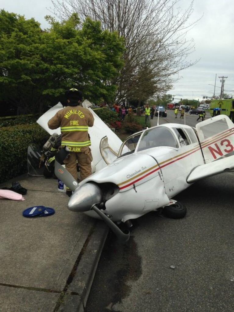 Una avioneta se estrelló en medio de una calle 