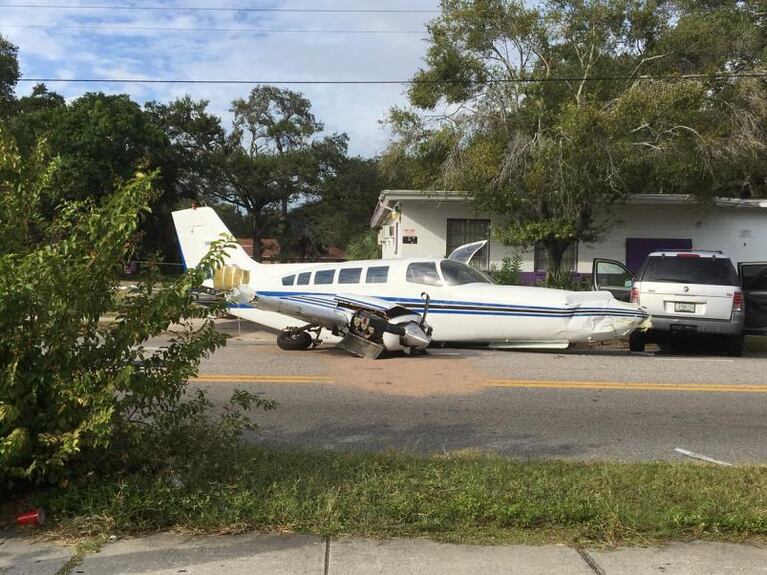 Una avioneta se estrelló en una calle de San Petesburgo